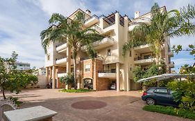 Luxury Coastal Retreat, Mountain View Balcony With Palm Trees & Parking